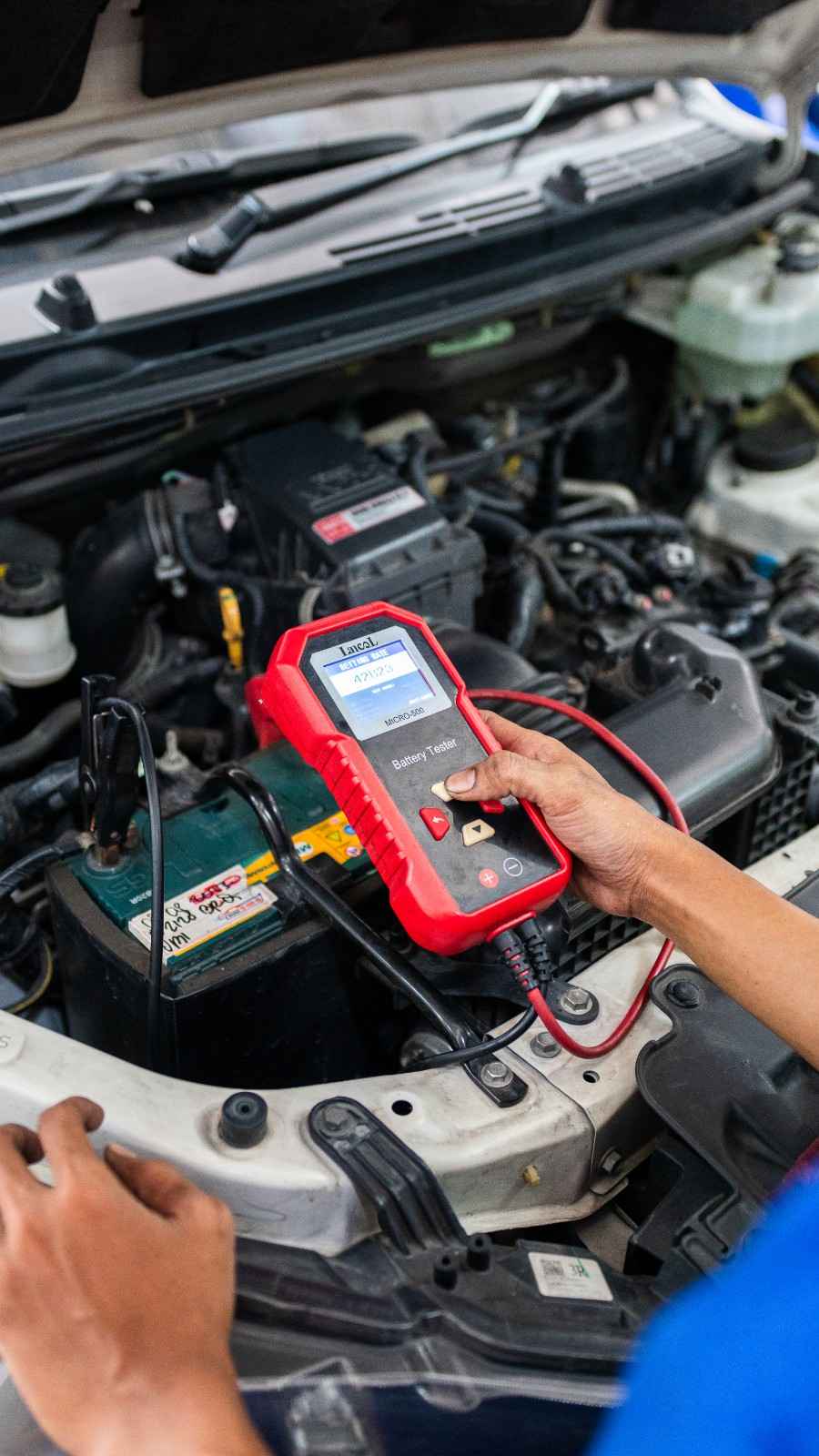 Aki Soak? Percayakan ke Bengkel Aki Profesional Shop&Drive