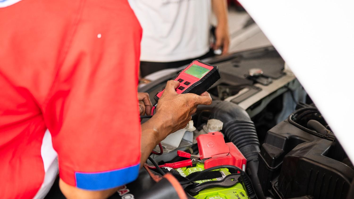 Tanda Aki Mobil Mau Mati Mendadak & Solusi Darurat Paling Ampuh